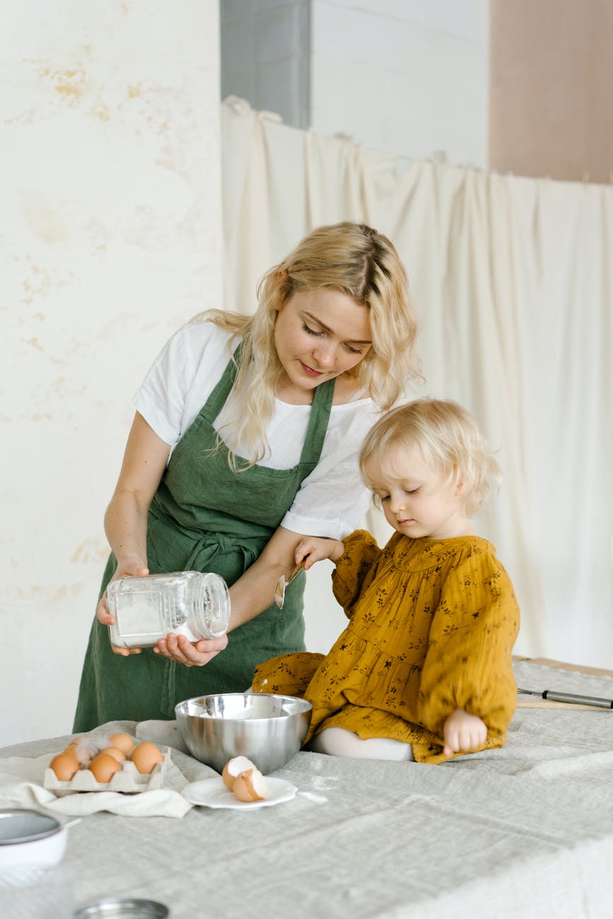 Comment initier votre enfant à la cuisine (d’après la pédagogie Montessori) ?
